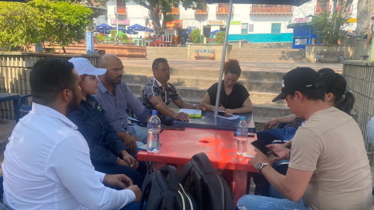 Segunda mesa de validación del plan de sostenibilidad presentado por la alcaldía municipal del municipio de Liborina, Antioquia.  Acompañados por la veeduría, alcaldía , contratista e interventoría.